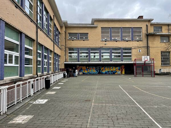 Cour de l'école Rive Gauche